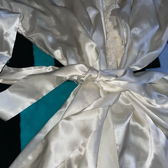 Victoria’s Secret Satin Polyester Robe - Picture 4 of 4